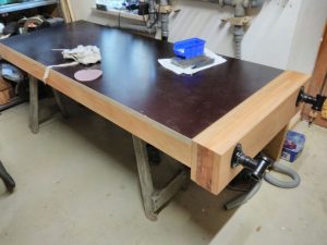 Erste Etappe abgeschlossen die Werkbankplatte mit Vorderzange