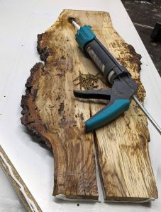 Gießform und Bohle mit Silikon verkleben