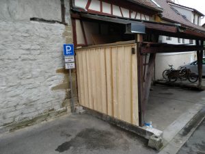 Rückansicht der Kelter, hier werden die Bag in Box verpackt und ausgegeben. Da in den späten Herbstmonaten das Wetter immer zugiger wird, haben wir eine Holzwand errichtet.