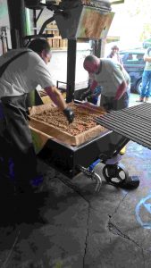 An der Raspel werden die Äpfel zunächst im Wasserbad gewaschen, dann mittels Förderschnecke zu den Messern nach oben befördert, dort fein zerhackt und mittels Portionierwanne in das Presstuch gebracht.