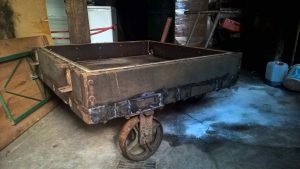 Der alte eichene Kelterwagen, kurz vor dem Neuaufbau. Bereiche wo das Wässern nicht mehr reichte zum abdichten wurde mit Fassdichte zugeschmiert.