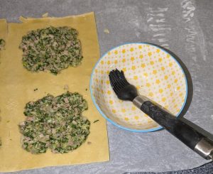 Durch befeuchten verbindet sich der Teig besser.