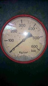 Manometer der alten Presse - bei 230 bar endet der Pressvorgang