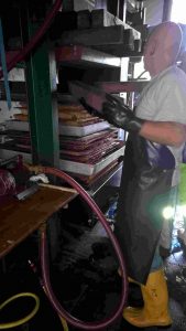 1 Pressung 3 Kunden. Mit Zwischenwannen wird sichergestellt, dass keine Vermengung des Safts entsteht und jeder Kunde seine eigene Ausbeute erhält.