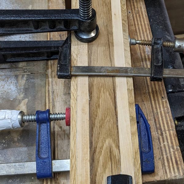 Leisten werden zu streifigen Brettchen verleimt