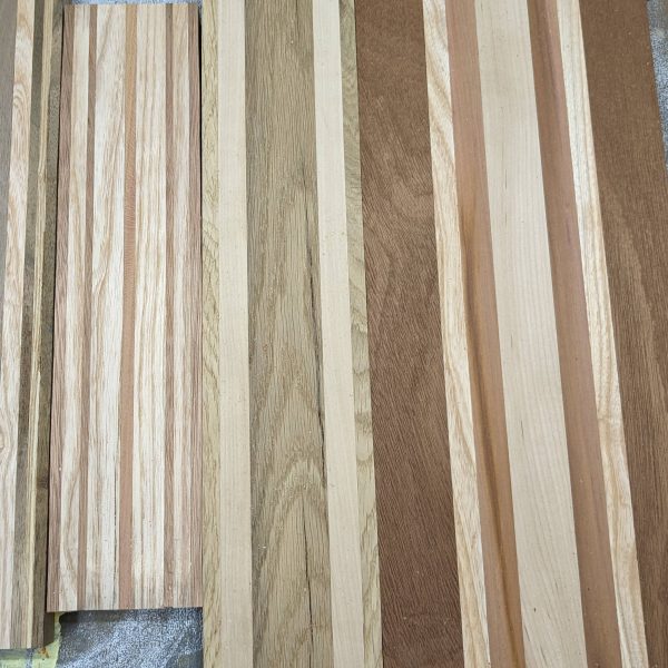 Leimholz mit Kontrast. Streifen verschiedener Holzarten.