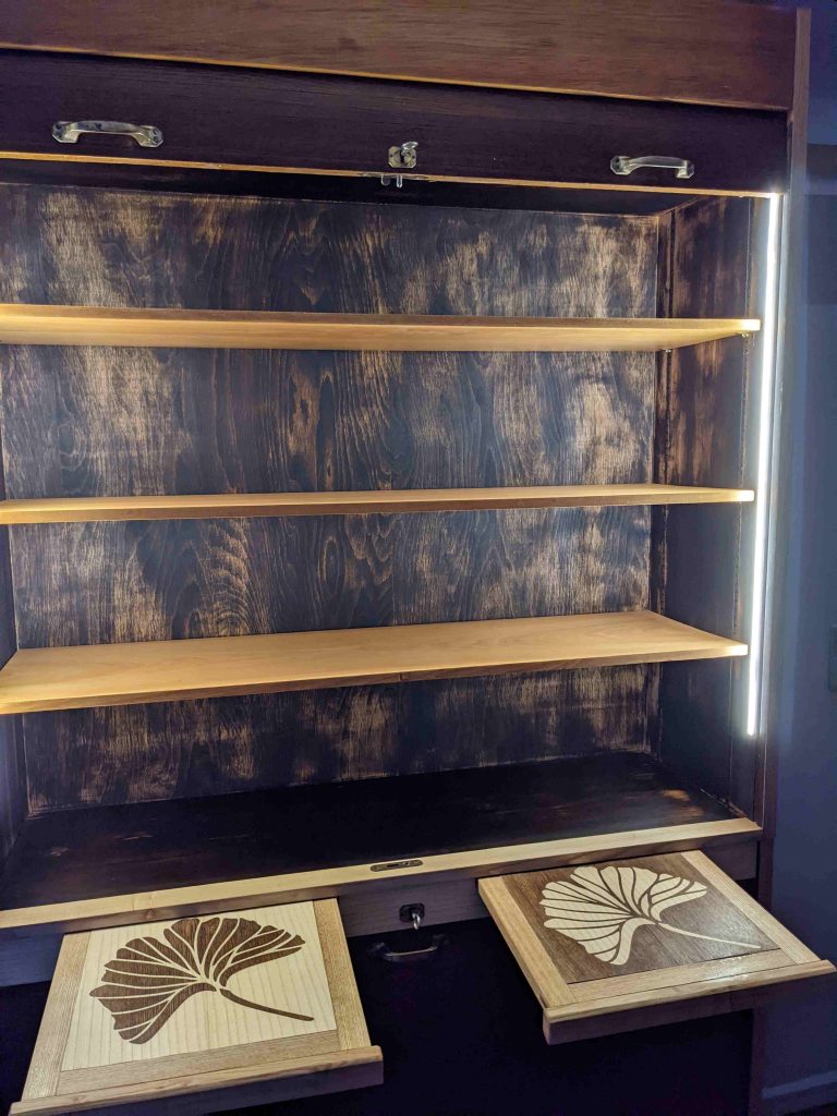 Innenansichtdes Aktenschranks vom Amt. Dunkel gebeizt und geölt.