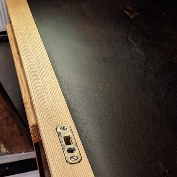 Angepasste Leiste aus Esche füllt das Stück vom abgesägten Boden auf. Das Buchenfurnier wurde im Schrankinneren mit Pulverbeize "Nuss dunkel" stark abgetönt. So bildet jetzt die Esche einen starken Kontrast.