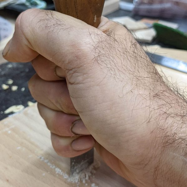 Lack Entfernung mit dem Stecheisen