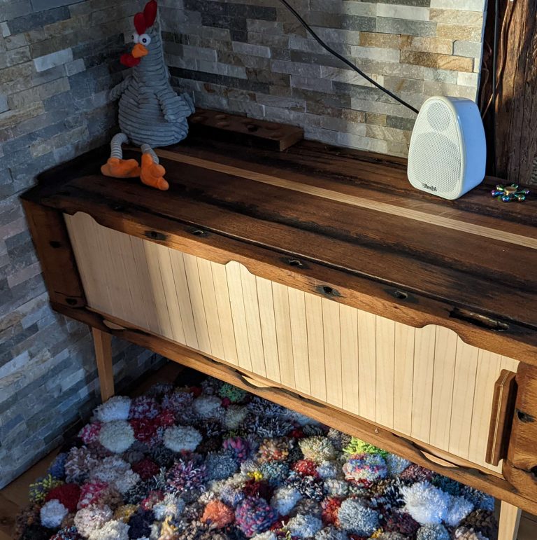 Fernsehschränkchen mit Rollladen aus Esche