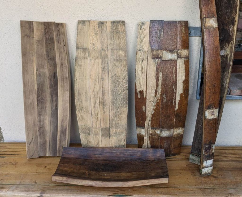 Verschiedene Stadien beim Schaltenbau startet rechts mit den einzelnen Dauben. Im Vordergrund eine fertige Schale.