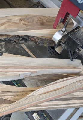 An der Bandsäge werden immer 2 Bretter gemeinsam mit "Schwung" geschnitten